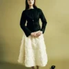 modelo en set con blusa negra elegante La Perla Blusa La Perla