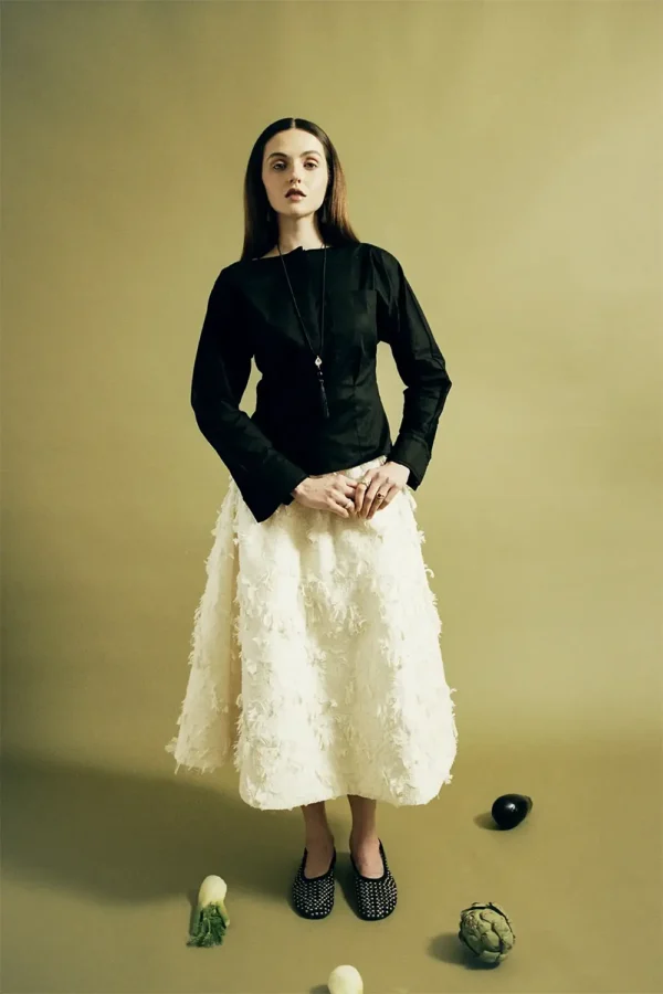 modelo en set con blusa negra elegante La Perla Blusa La Perla