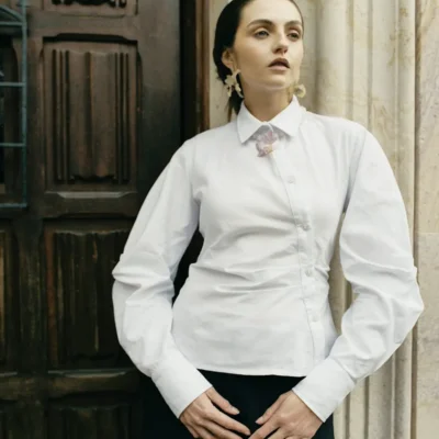 modelo posando en blusa blanca clasica Blusa Ofelia