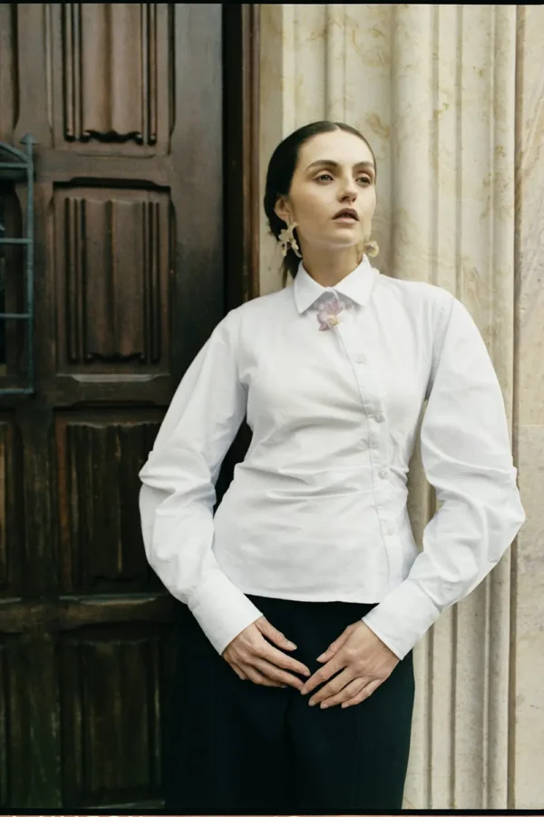 modelo posando en blusa blanca clasica Blusa Ofelia