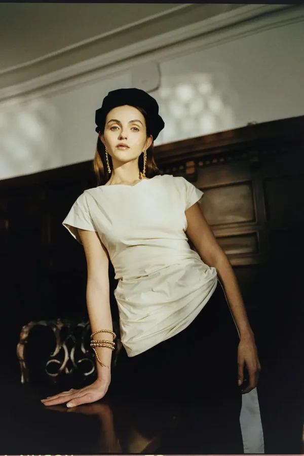 modelo pose 1 blusa blanca Venus Blusa Venus